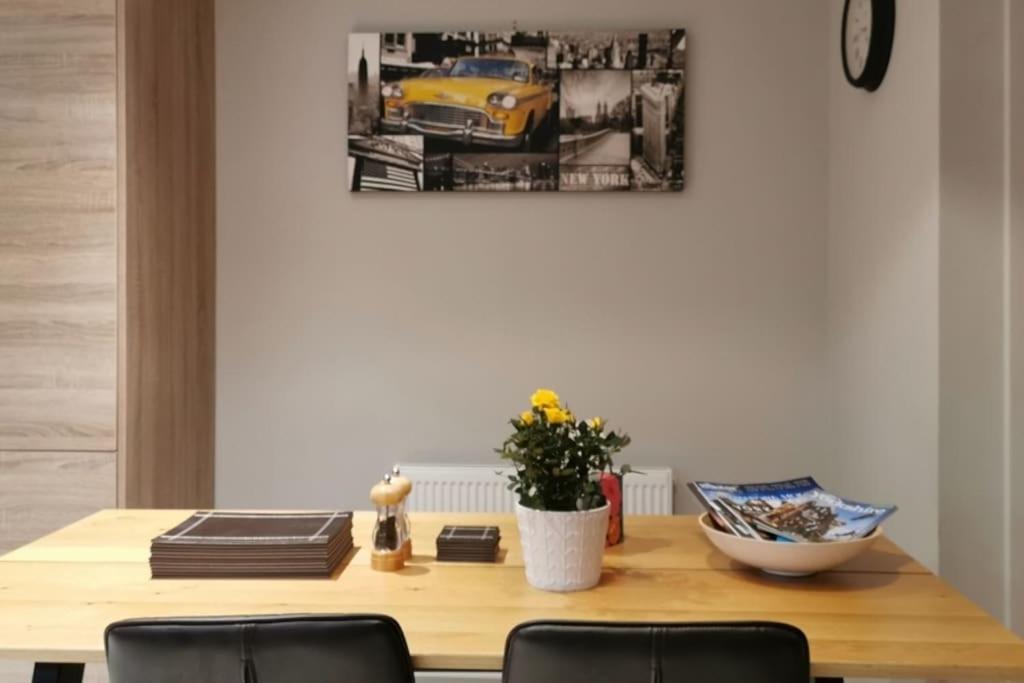 3 Bedroom Townhouse, Free Parking Йорк Экстерьер фото