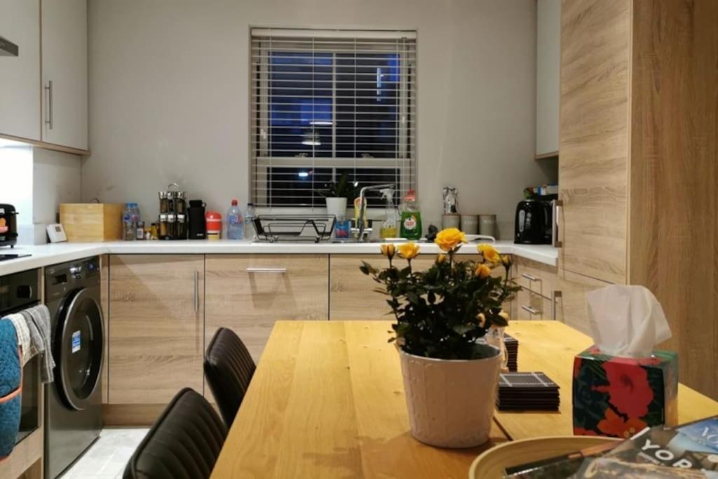 3 Bedroom Townhouse, Free Parking Йорк Экстерьер фото